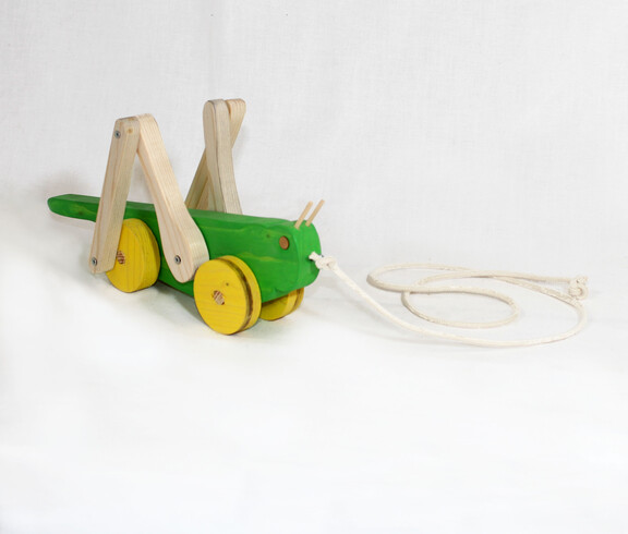 Ein Grashüpfer aus Holz als Kinderspielzeug.