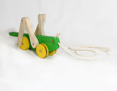 Ein Grashüpfer aus Holz als Kinderspielzeug.