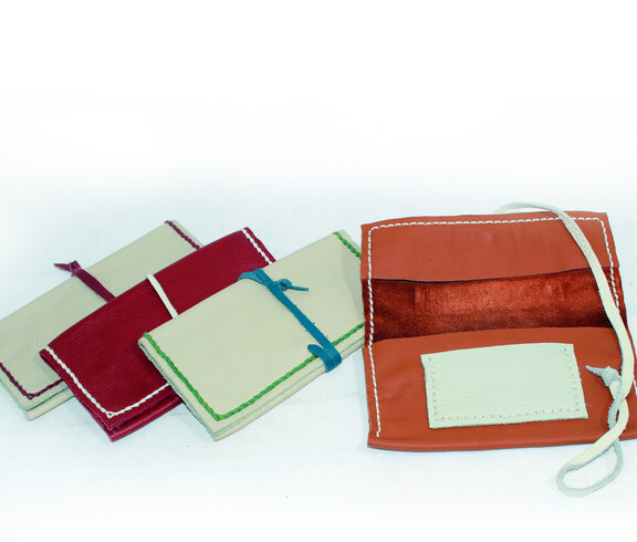 Vier Tabaktaschen aus farbigen Leder.