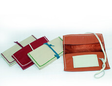 Vier Tabaktaschen aus farbigen Leder.