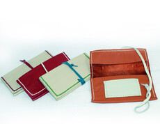 Vier Tabaktaschen aus farbigen Leder.