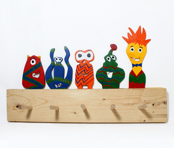 Eine bunte Kindergarderobe aus Holz.