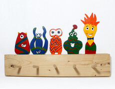 Eine bunte Kindergarderobe aus Holz.