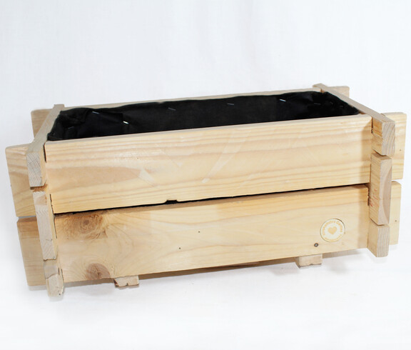 Eine Blumenkiste aus Holz für Blumenbeete.