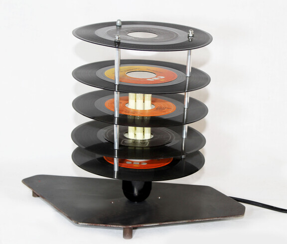 Eine Tischlampe aus recycelten Schallplatten.