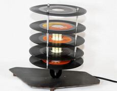 Eine Tischlampe aus recycelten Schallplatten.