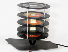 Eine Tischlampe aus recycelten Schallplatten.